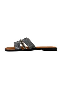 Graue metallische Rutsch-Sandale mit zwei überkreuzten Riemen und einem Akzent aus silbernem Metall. Flache Sohle mit einem braunen Lederfußbett.