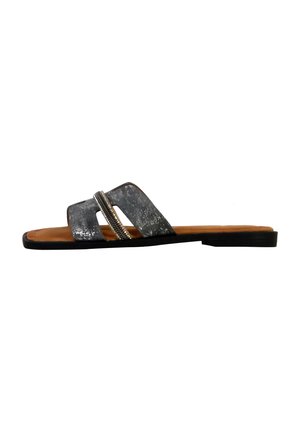 Grijze metallic sandaal met platte zool, twee gekruiste banden en een accent van zilveren hardware. Platte zool met een lederen binnenzool in bruin.
