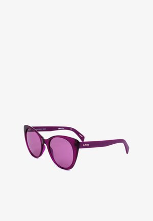 Occhiali da sole viola a forma di occhi di gatto Levi's con lenti tinta abbinate e montatura spessa su sfondo bianco.