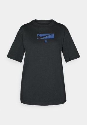 Svart bomulls-T-skjorte med kort erm og rund hals. Har en blå Nike-logo foran innenfor et rektangulært grafisk design.