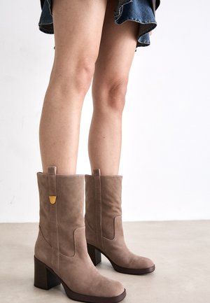 Coccinelle Batai su platforma - warm taupe