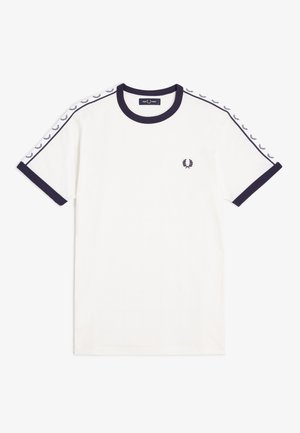 Camiseta blanca de manga corta con cuello y puños de manga en color azul marino, con logo de laurel en el pecho y patrón de laurel a lo largo de las rayas del hombro.