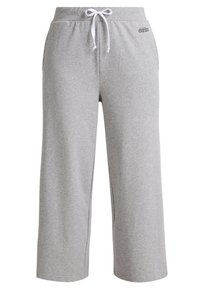 Szare spodnie dresowe wykonane z miękkiego materiału, z białym sznurkiem, luźnym krojem i subtelnym logo po lewej stronie.