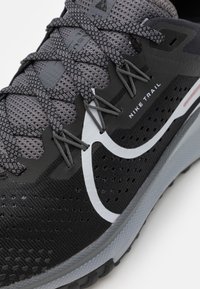 Nike Performance REACT PEGASUS TRAIL 4 - Laufschuh Trail - black/aura/dark grey/wolf grey
