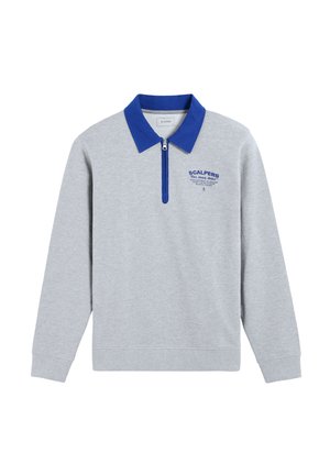 Sudadera gris con cuello azul, media cremallera y pequeño logo impreso azul. Hecha de algodón, presenta mangas largas y un dobladillo acanalado.