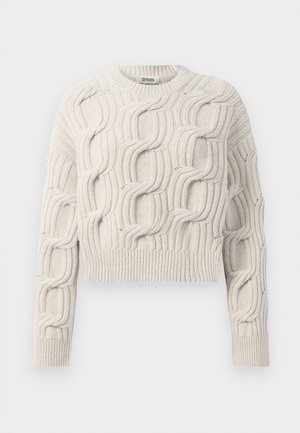 Off-white chunky stickad tröja med texturerade kabelmönster, långa ärmar, rundad hals och ribbad mudd och fåll.
