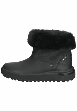 Botines negros de cuero, con un suave puño de piel de peluche negro, acentos de tachuelas en el lateral y una suela de goma texturizada y duradera.