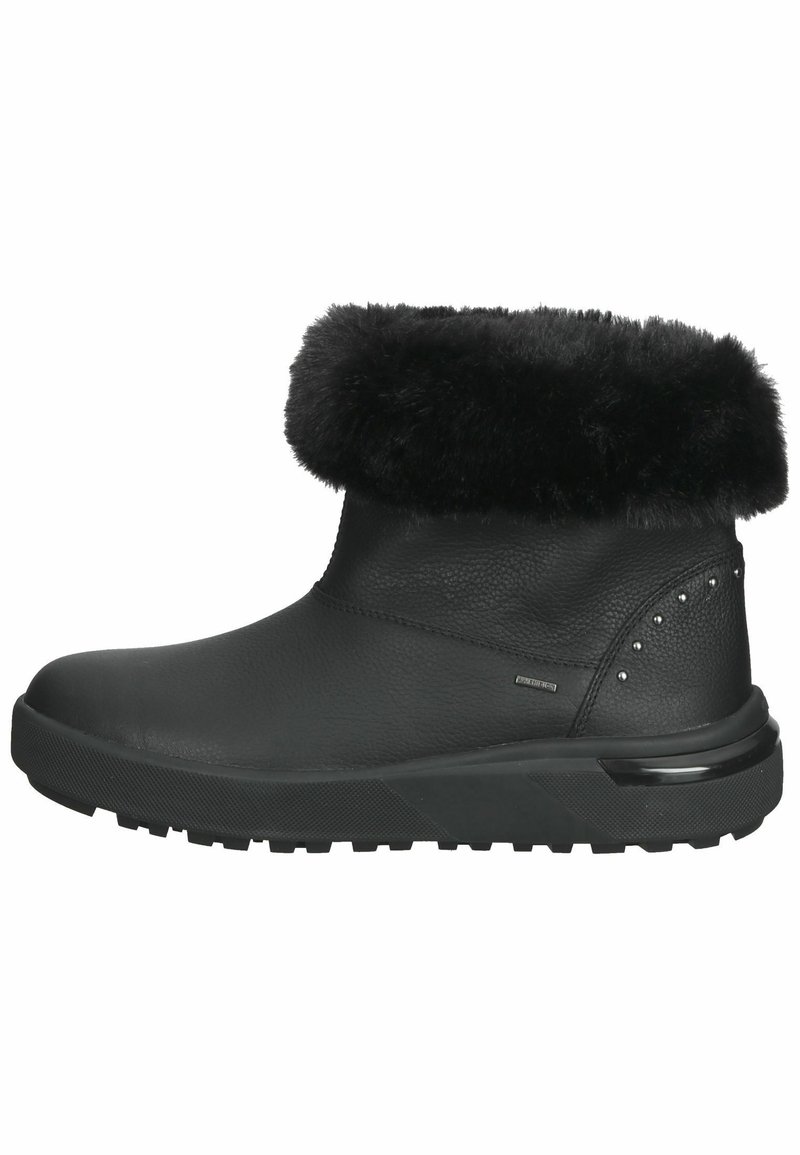 Botines negros de cuero, con un suave puño de piel de peluche negro, acentos de tachuelas en el lateral y una suela de goma texturizada y duradera.