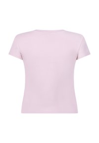 Zachtroze t-shirt met korte mouwen van ribgebreid materiaal, gezien vanaf de achterkant. Het heeft een ronde halslijn en een getailleerde pasvorm.