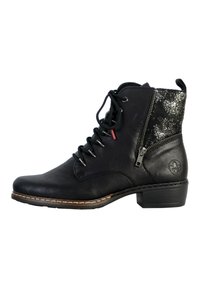Bottine en cuir noir avec un laçage à l'avant, fermeture éclair sur le côté, un petit talon et un tissu texturé à motif argent-noir dans la zone supérieure du talon.