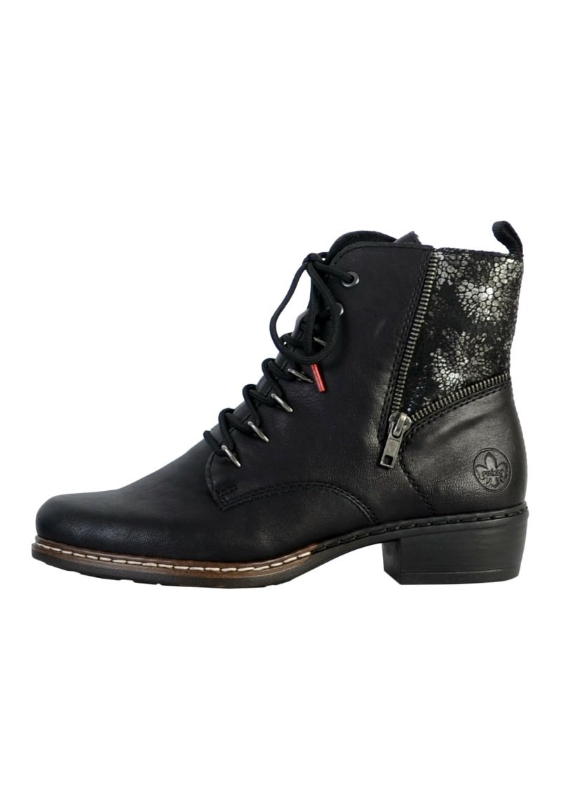 Bottine en cuir noir avec un laçage à l'avant, fermeture éclair sur le côté, un petit talon et un tissu texturé à motif argent-noir dans la zone supérieure du talon.