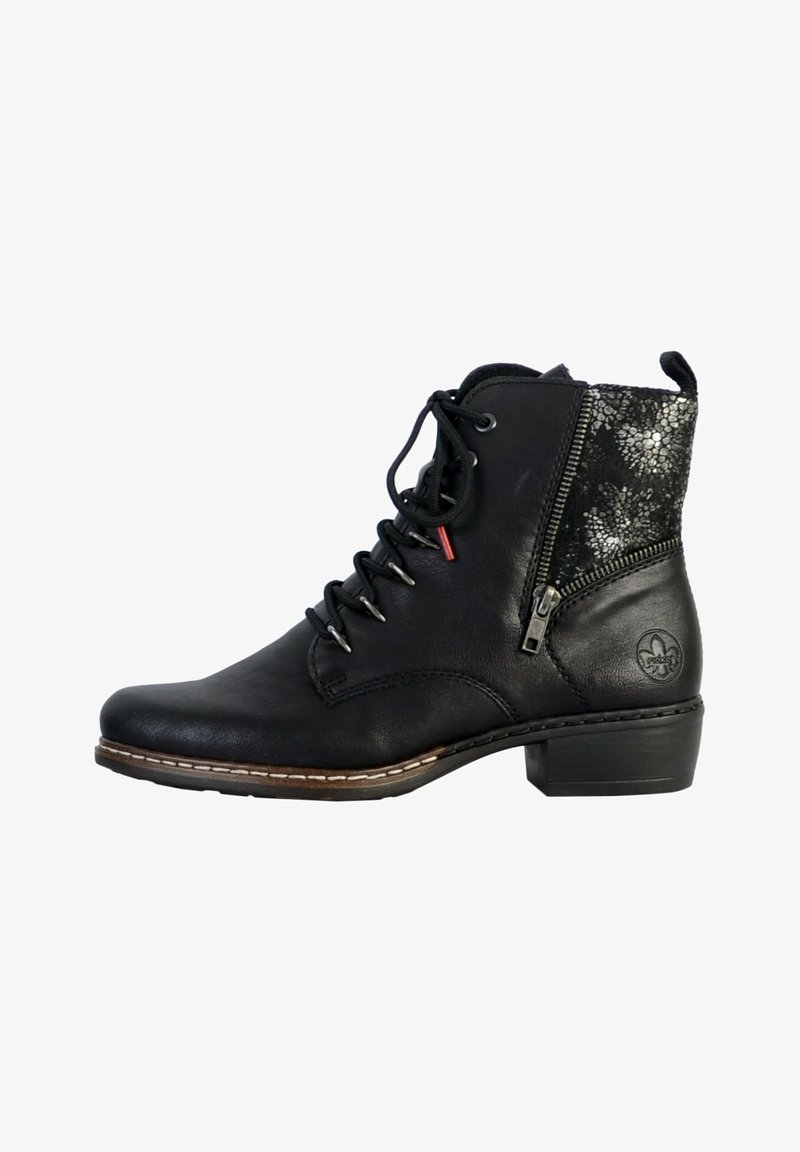 Bottine en cuir noir avec un laçage à l'avant, fermeture éclair sur le côté, un petit talon et un tissu texturé à motif argent-noir dans la zone supérieure du talon.