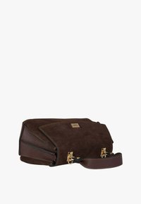 Borsa a mano in camoscio marrone con superficie testurizzata, dettagli in metallo dorato e tracolla in pelle removibile. Forma angolare distintiva con cuciture a contrasto.