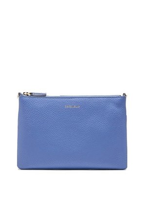 Modrý texturovaný kožený psaníčko se zlatým zipem a malým zlatým názvem značky uprostřed blízko horního okraje na bílém pozadí.