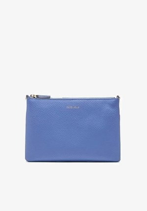 Modrý texturovaný kožený psaníčko se zlatým zipem a malým zlatým názvem značky uprostřed blízko horního okraje na bílém pozadí.