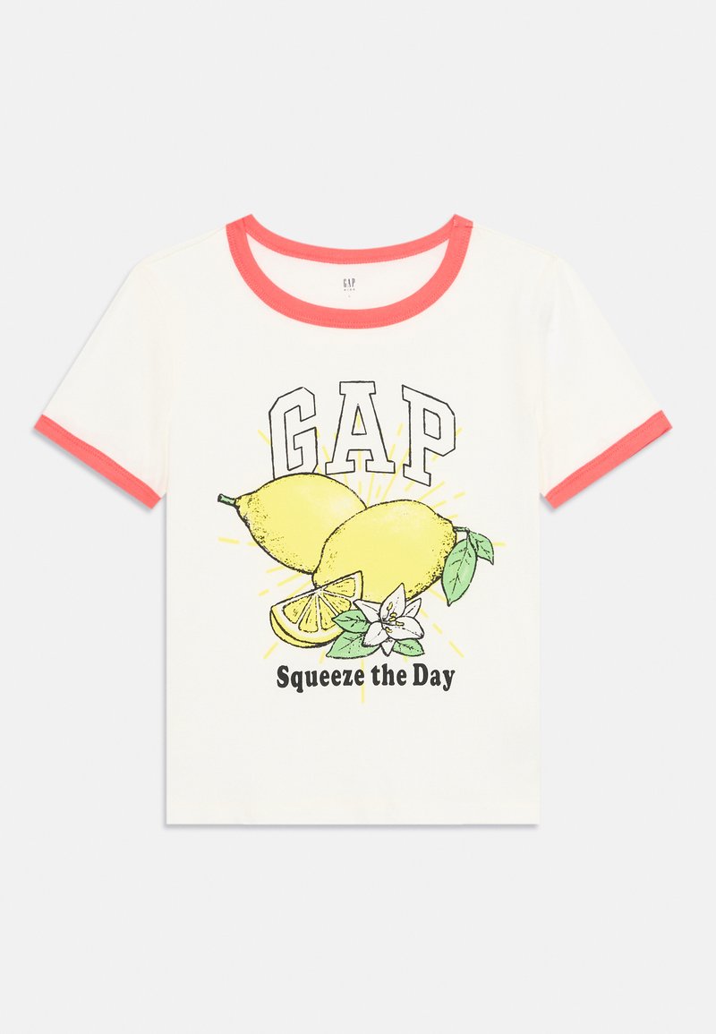 Balta T-kreklu ar korallkrāsas apdari, kurā attēlotas divas citrons, lapas un teksts "Squeeze the Day" melnā krāsā. Izgatavots no kokvilnas, ar īsām piedurknēm.