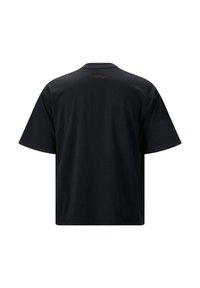 Sort kortærmet t-shirt med rund hals og et diskret rødt logo på den øvre del af ryggen. Fremstillet af blødt, letvægtsstof.