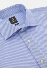 Gai zils svītrains krekliņš ar regulāru piegriezumu, ar izplatītu apkakli, baltām pogām un birku ar zīmolu "BOGGI MILANO."