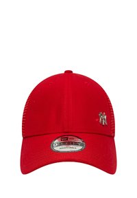 Rote verstellbare Kappe mit strukturiertem Design, glattem Stoff, flachem Visier und einem metallischen Logo auf der Vorderseite.