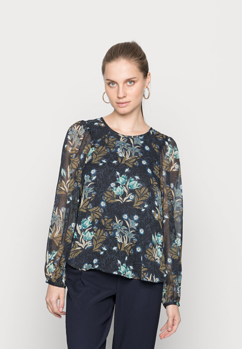 Blusa de padrão floral em azul escuro com mangas longas transparentes, decote redondo e corte solto. Apresenta tons de teal, verde e tons neutros.