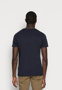 Marineblå kortærmet T-shirt, rund hals, lavet af bomuld. Glat tekstur med en klassisk pasform. Ensfarvet design, ingen synlige logoer eller mønstre.