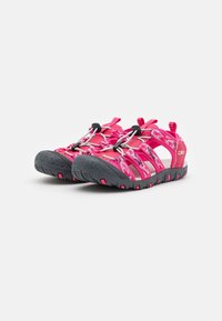 Rosa vattenskor med svarta gummisulor, som har en öppen design, justerbara remmar och texturerade detaljer för bättre grepp.