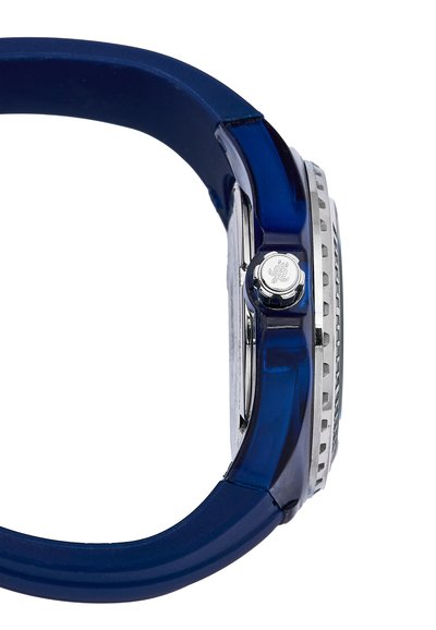 Blaues Silikon-Uhrenarmband mit verchromten Akzenten und einem runden, silbernen Zifferblatt. Verfügt über eine seitliche Krone zur Einstellung.
