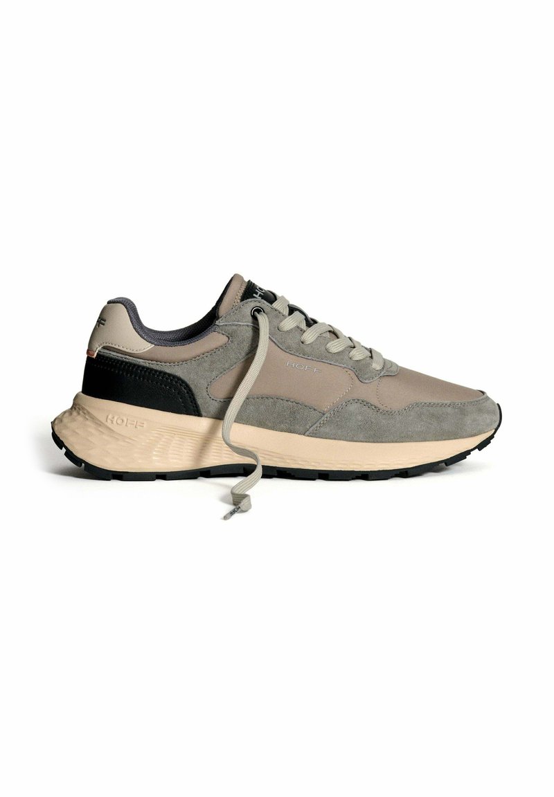 Sneaker basse in beige, grigio e nero con suola testurizzata, chiusura con lacci e logo in tessuto sul lato e sul tallone.