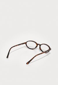 Ochelari din scoică cu un cadru rotund, brațe subțiri și o finisare lucioasă, având un model mixt de maro, chihlimbar și negru.