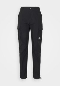 Svarta cargobyxor med rak skärning, som har flera sidofickor, knappstängning och en logotyp på vänster nederdel av benet.