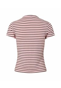 Svītraina īsām piedurknēm T-kreklu ar maigu rozā pamatu un plānām brūnām horizontālām svītrām, kā arī klasisku apaļu kakla izgriezumu.