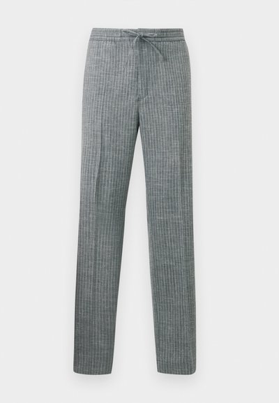 Γκρι παντελόνι slim-fit με λευκές κάθετες ρίγες και μέση με κορδόνι, απλωμένο επίπεδα σε λευκό φόντο.