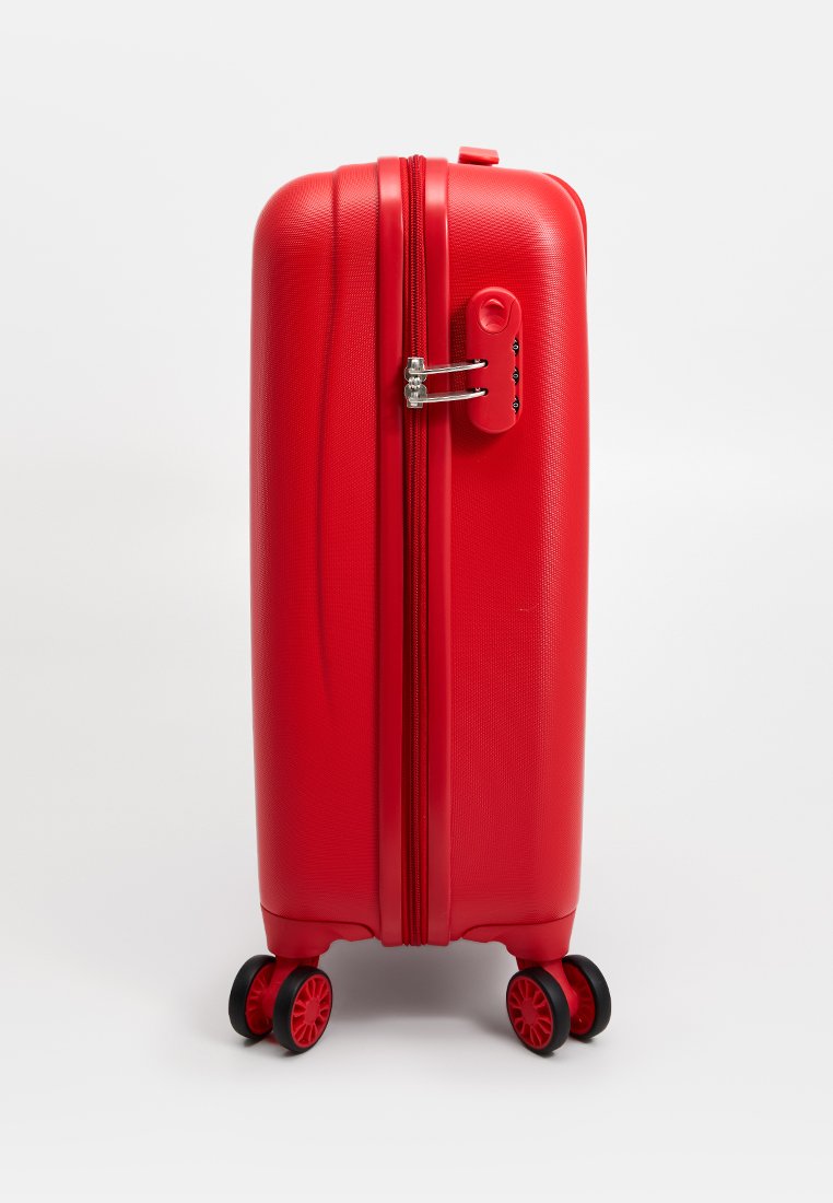 Roter Hartschalenkoffer mit strukturierten Oberflächen, einem dreistelligen Zahlenschloss und vier drehbaren Rädern. Mit einem Reißverschlussverschluss.