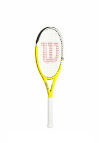 Gelbes Tennisschläger mit einem weißen Kopf, rotem "Wilson"-Logo und einem strukturierten weißen Griff. Verfügt über einen stabilen Rahmen und ein offenes Besaitungsmuster.