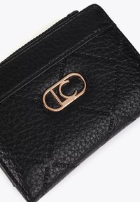 Černá kožená peněženka s texturou, která má výrazné zlaté logo. Kompaktní design s několika přihrádkami na karty a zipovým uzávěrem.