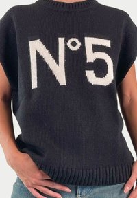 Maglione nero a maglia con maniche corte, caratterizzato da un grande design grafico bianco "N°5" sulla parte anteriore. Collo ribattuto e orlo inferiore a coste.