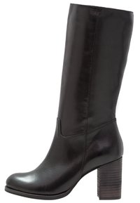 Botte en cuir noir montant jusqu'aux genoux avec une texture lisse, un bout arrondi et un talon en bois empilé. Présente des coutures minimales et un design élégant.