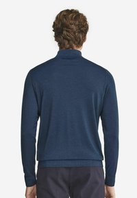 Mörkblå pull-over tröja med hög krage, ribbade muddar och en slät yta, med en åtsittande silhuett och minimal sömdetalj.