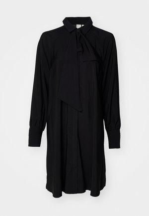 Sort langærmet kjole med slipskrave, knappet front og plisserede ærmer, lavet af letvægtsstof med en glat tekstur.