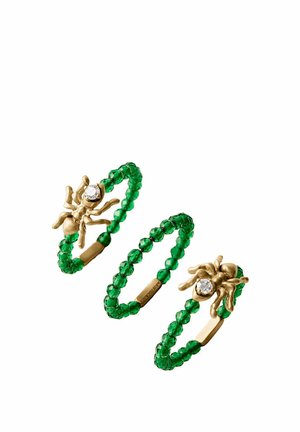 Tres anillos en forma de espiral hechos de cuentas verdes con diseños de arañas doradas, cada araña con una piedra preciosa transparente en su cuerpo.