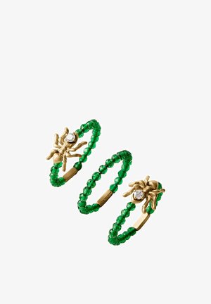 Tres anillos en forma de espiral hechos de cuentas verdes con diseños de arañas doradas, cada araña con una piedra preciosa transparente en su cuerpo.