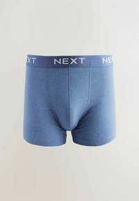 Plave pamučne bokserice s pojasem marke koji sadrži riječ "NEXT" u bijeloj boji. Izrađene su od glatkog materijala i imaju uski kroj.