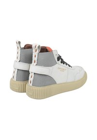 Sneaker alte con tomaia in pelle bianca e tela grigia, suola in gomma, cuciture decorative e un piccolo dettaglio sul tallone.