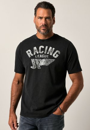 Camiseta de algodón negra con un gráfico desgastado en blanco que dice "RACING JP LEAGUE" y mangas cortas. Diseño simple de cuello redondo.