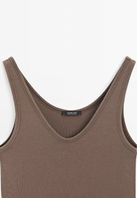 Brown ribbel tanktop met een brede halslijn en dikke banden. Bevat een label met "Massimo Dutti, gemaakt in Portugal." Gladde textuur.