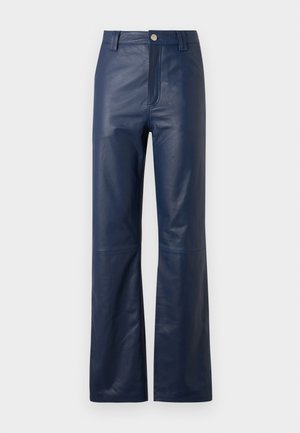 Pantalons en cuir bleu marine avec une coupe droite, dotés d'une fermeture éclair à l'avant, d'un bouton de fermeture et d'une texture lisse.