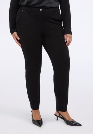 Zwarte, op maat gemaakte broek met een slim fit, voorzien van een knoopsluiting aan de voorkant en zakken. Glad stof met een lichte glans.