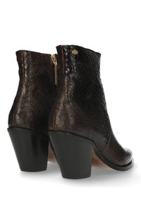 Botas de tobillo de cuero marrón con textura de serpiente, con un tacón grueso negro y un detalle de cremallera lateral. Acento dorado en el tobillo.