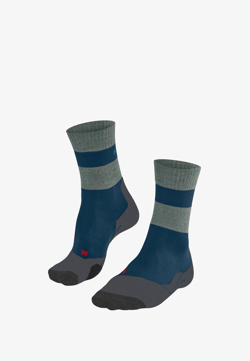 Chaussettes bleu marine avec des rayures vertes et bleu marine, bord-côte ribbed, et sections de talon et de orteils rembourrées en gris. Inclut un accent rouge sur le côté.