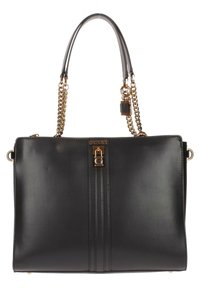 Borsa sintetica nera con catena e dettagli in tono oro. Presenta una cerniera centrale con logo impresso e un design rettangolare strutturato.
